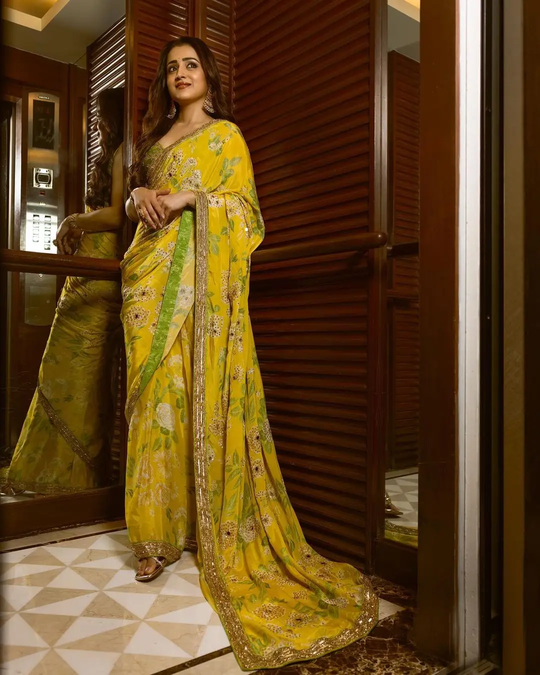 TRISHA KRISHNAN MESMERIZING LOOKS IN BEAUTIFUL LEMON GREEN DESIGNER SAREE 3